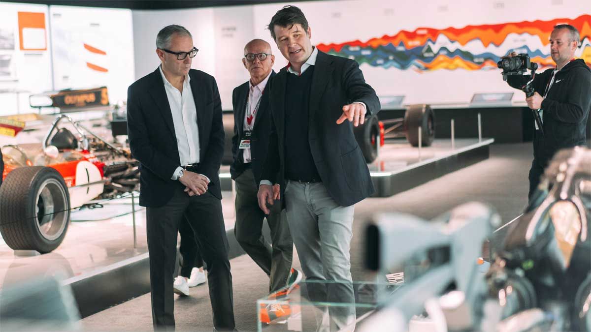 Stefano Domenicali, CEO de la F1, durante su visita a la exposición de Madrid
