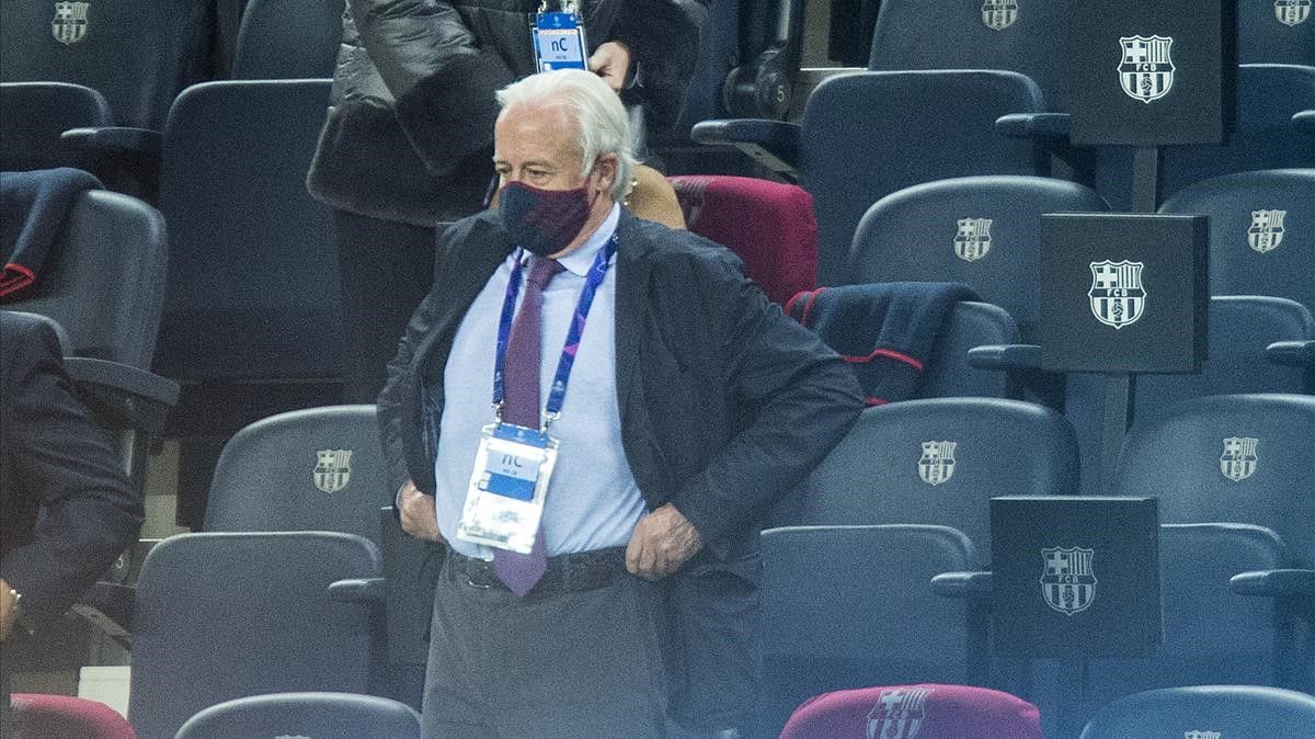 Carles Tusquets, presidente de la comisión gestora, en el palco del Camp Nou.