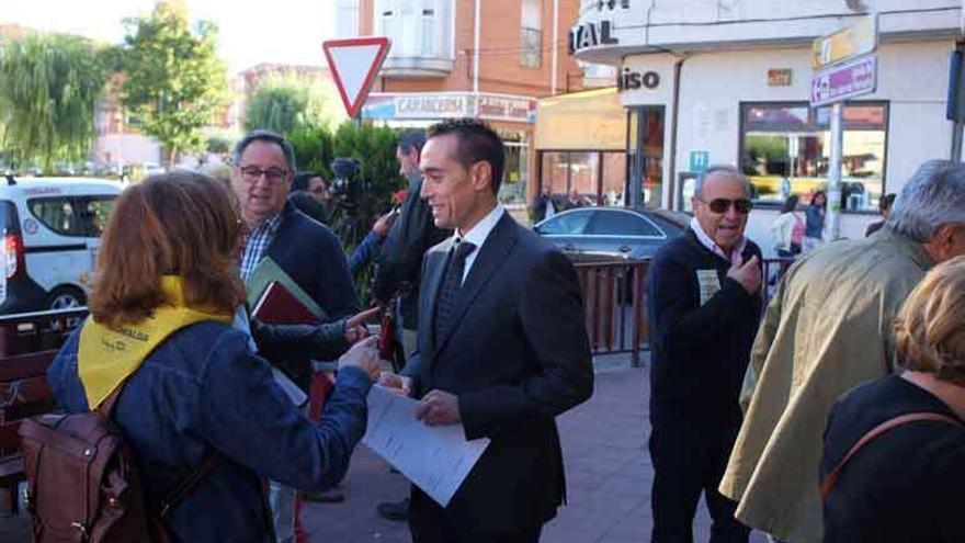 Luciano Huerga charla con responsables de Afibe en presencia del popular Manuel Vega.