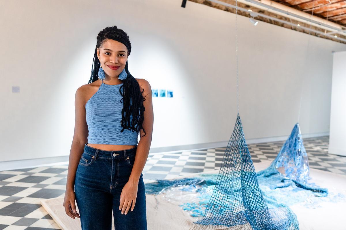 Carla Hayes, ante algunas piezas de su muestra en La Térmica