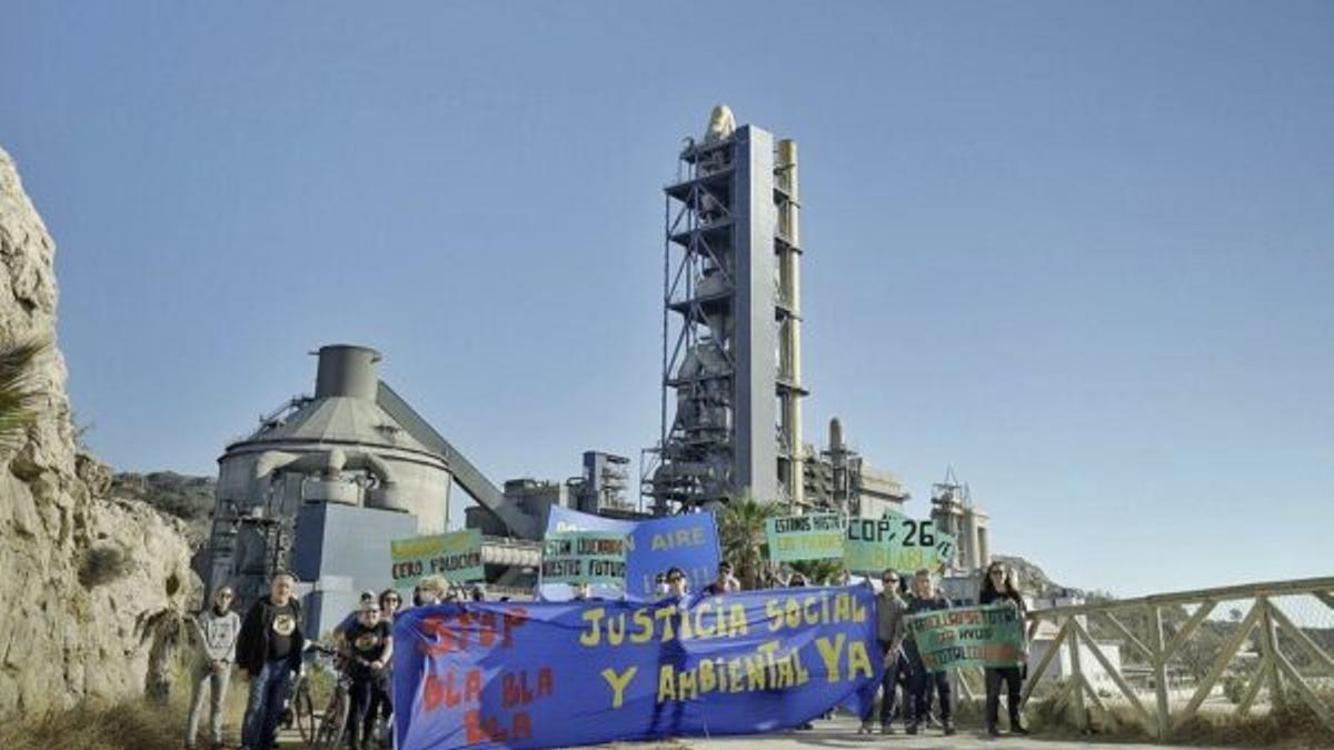 Activistas han desplegado esta mañana varias pancartas en la capital señalando que el cambio climático no se frena con palabras, sino con hechos