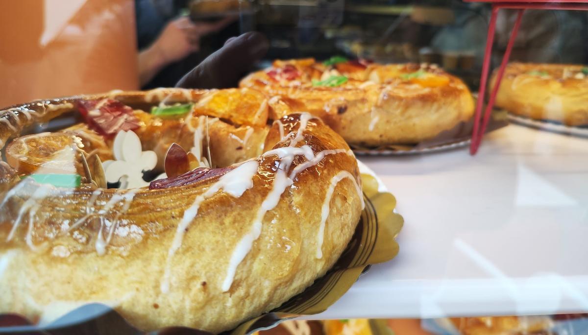Roscones, en un escaparate de una confitería de Grado, este domingo.
