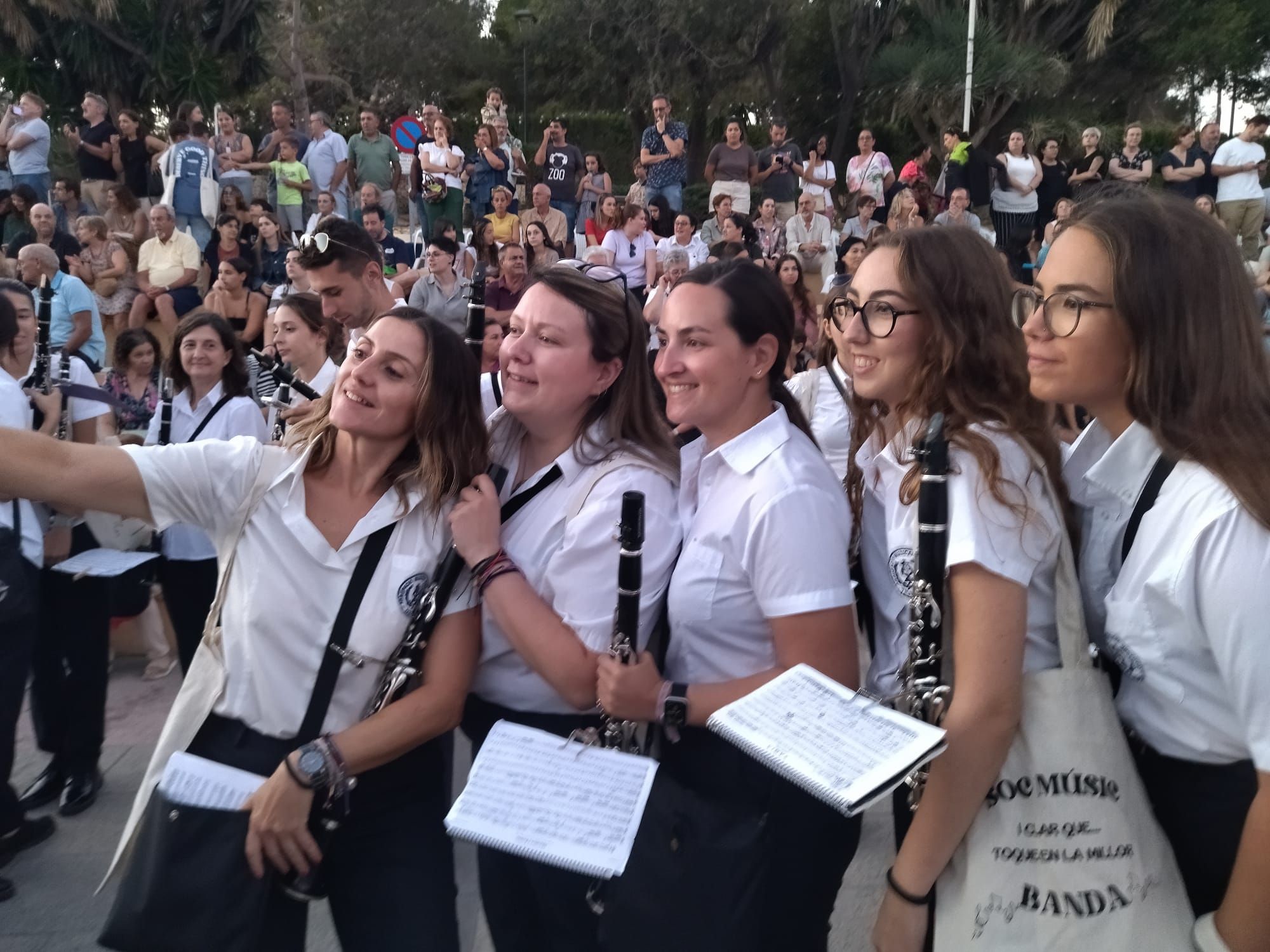 Xàbia, capital de la música: más de 800 músicos de toda la comarca llenan de vida las calles (imágenes)