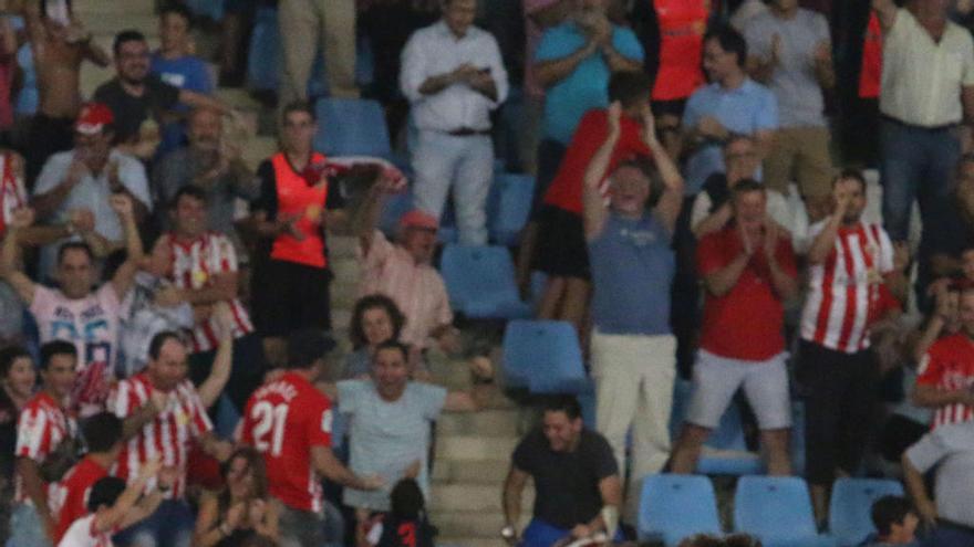 Los jugadores del Almería celebran el tanto de la victoria ante la desolación lorquinista.