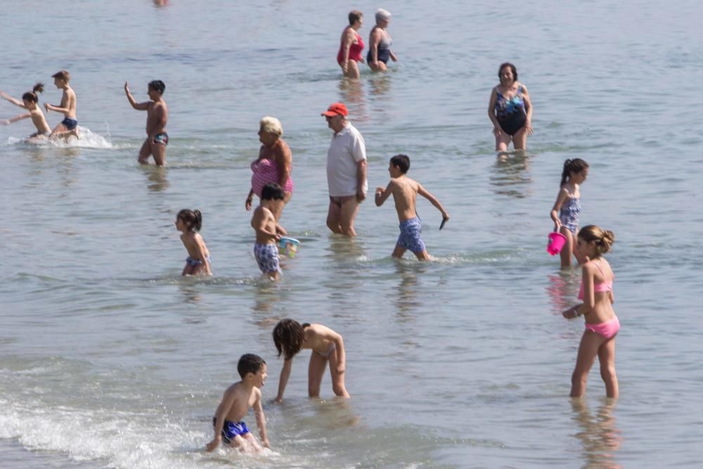 Cientos de personas disfrutan de los 24 grados de máxima que se han registrado hoy en la ciudad