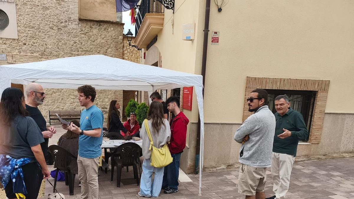 Una de las mesas informativas organizada en Castellonet de la Conquesta hace unas semanas.