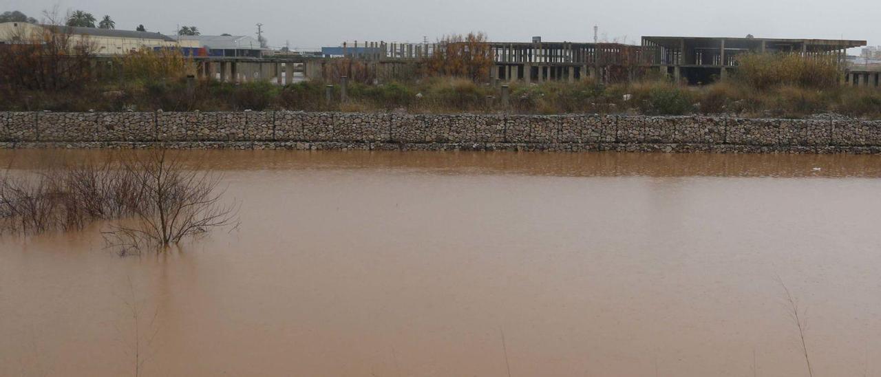 El canal de desagüe diseñado junto a las obras del centro comercial, repleto de agua en un temporal de 2020. | LEVANTE-EMV