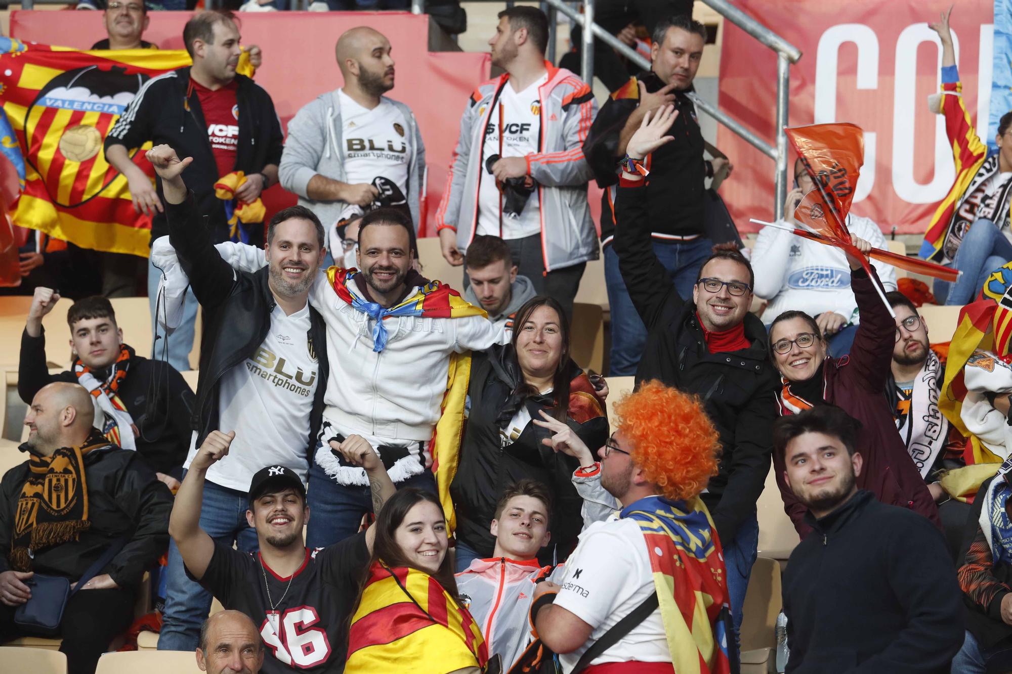 La afición valencianista llena de color el estadio de la Cartuja