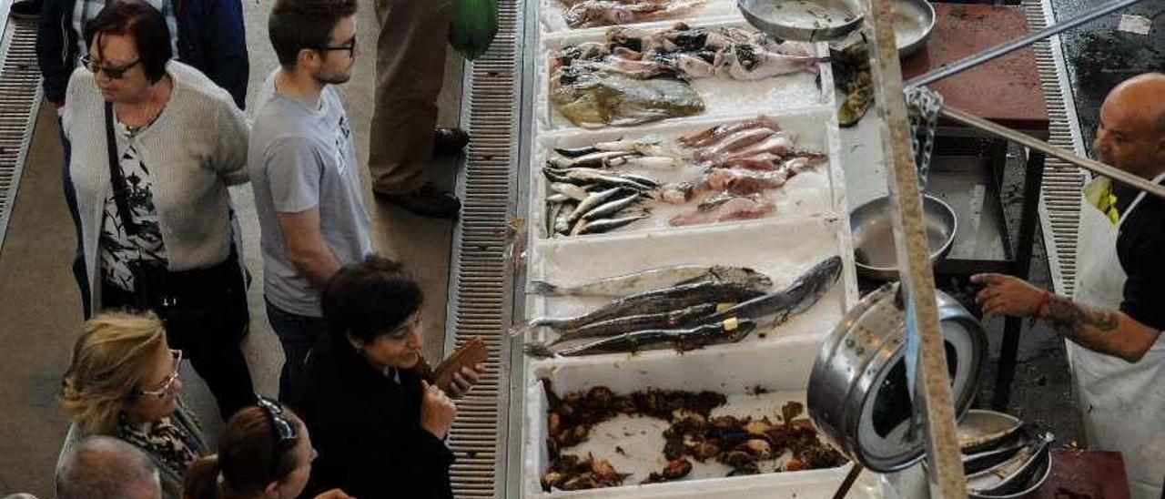 Venta de pescados y mariscos en el mercado de Vilagarcía. // Iñaki Abella