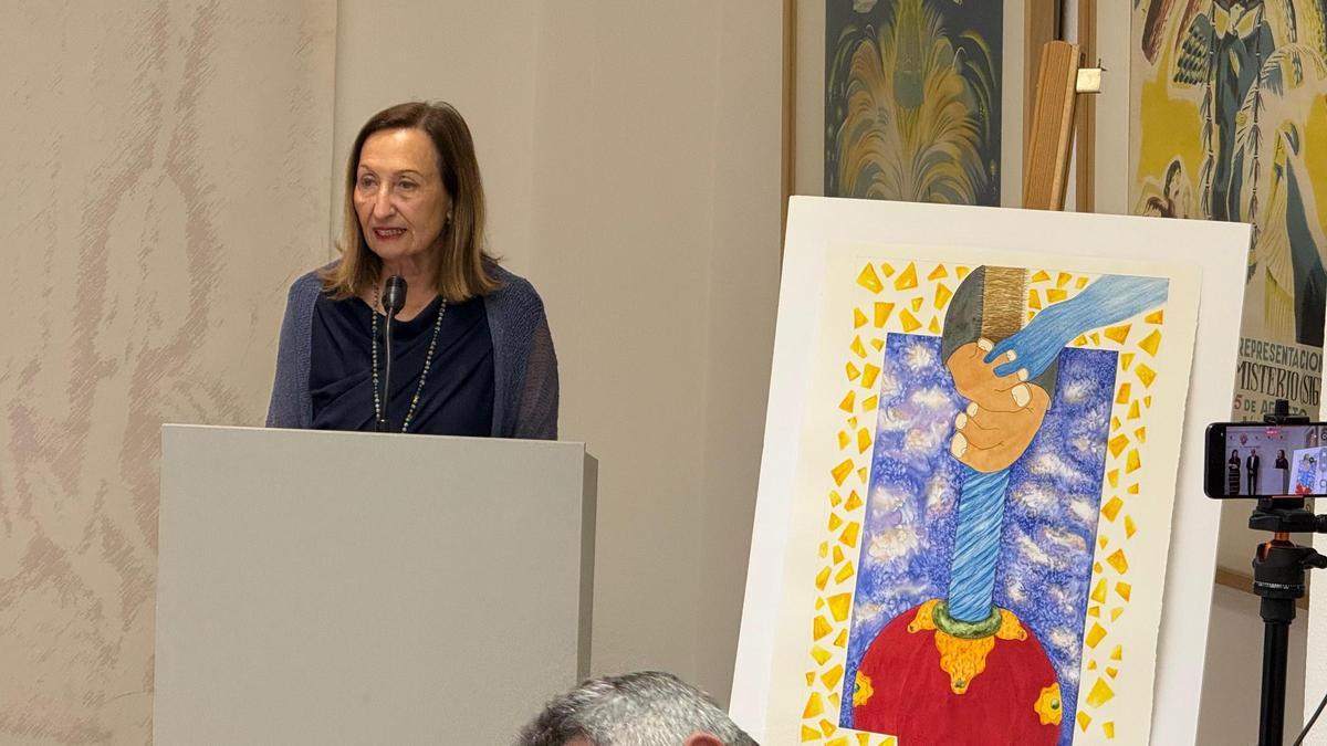 La pintora María Dolores Mulá durante la presentación del cartel anunciador este jueves en la Casa de la Festa de Elche