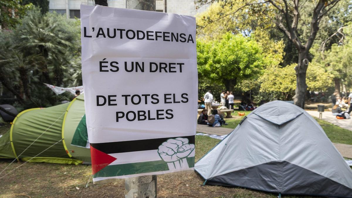 Una pancarta en la acampada propalestina en el campus de Blasco Ibáñez de la Universitat de València.