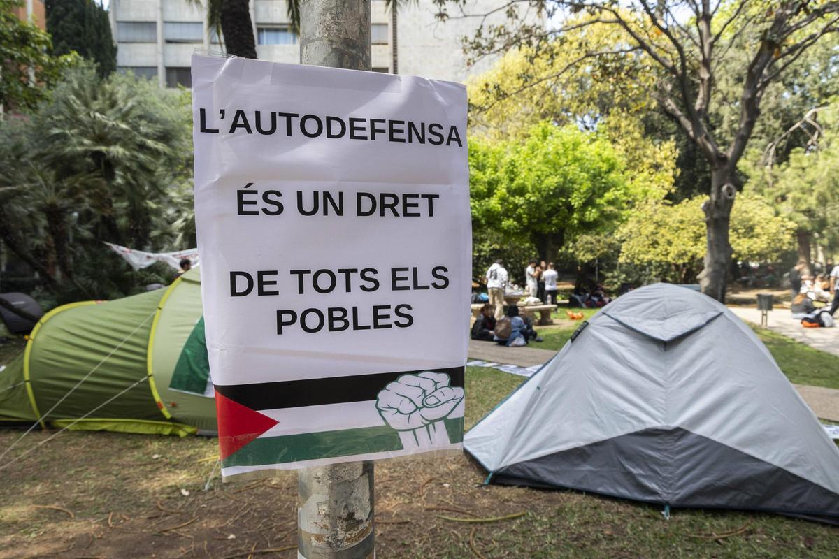 Una pancarta en la acampada propalestina en el campus de Blasco Ibáñez de la Universitat de València.
