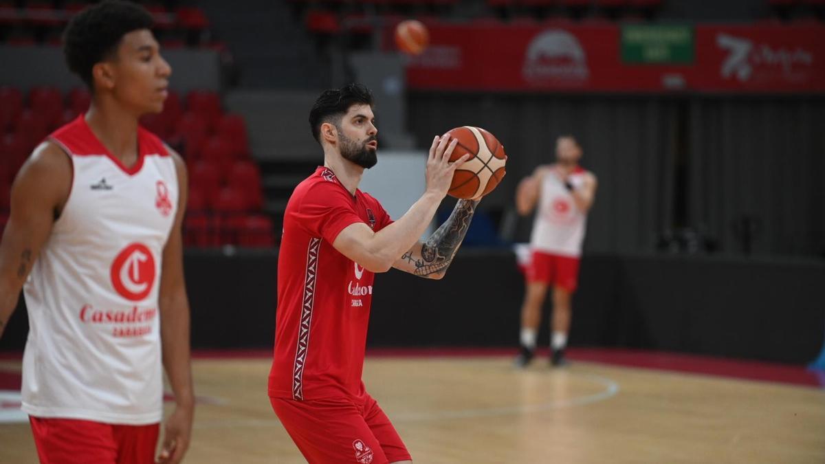 Santi Yusta lanza a canasta durante el entrenamiento de este martes en el Príncipe Felipe.