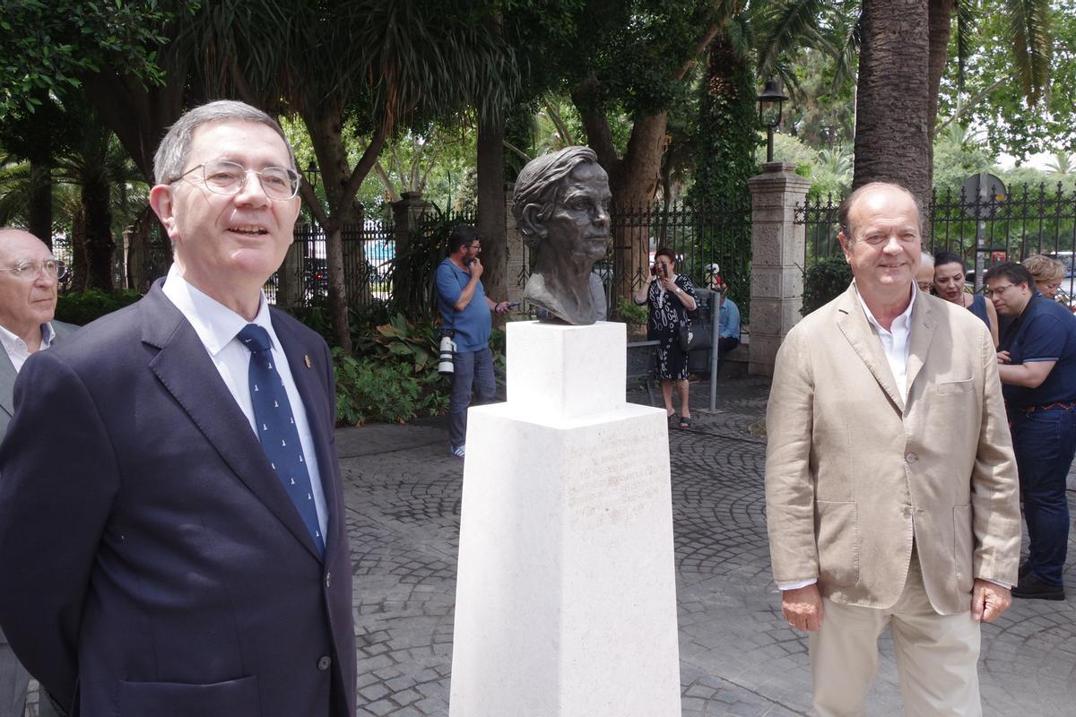 El Ayuntamiento instala un monumento en los jardines del Hospital Noble en reconocimiento al pintor Félix Revello de Toro