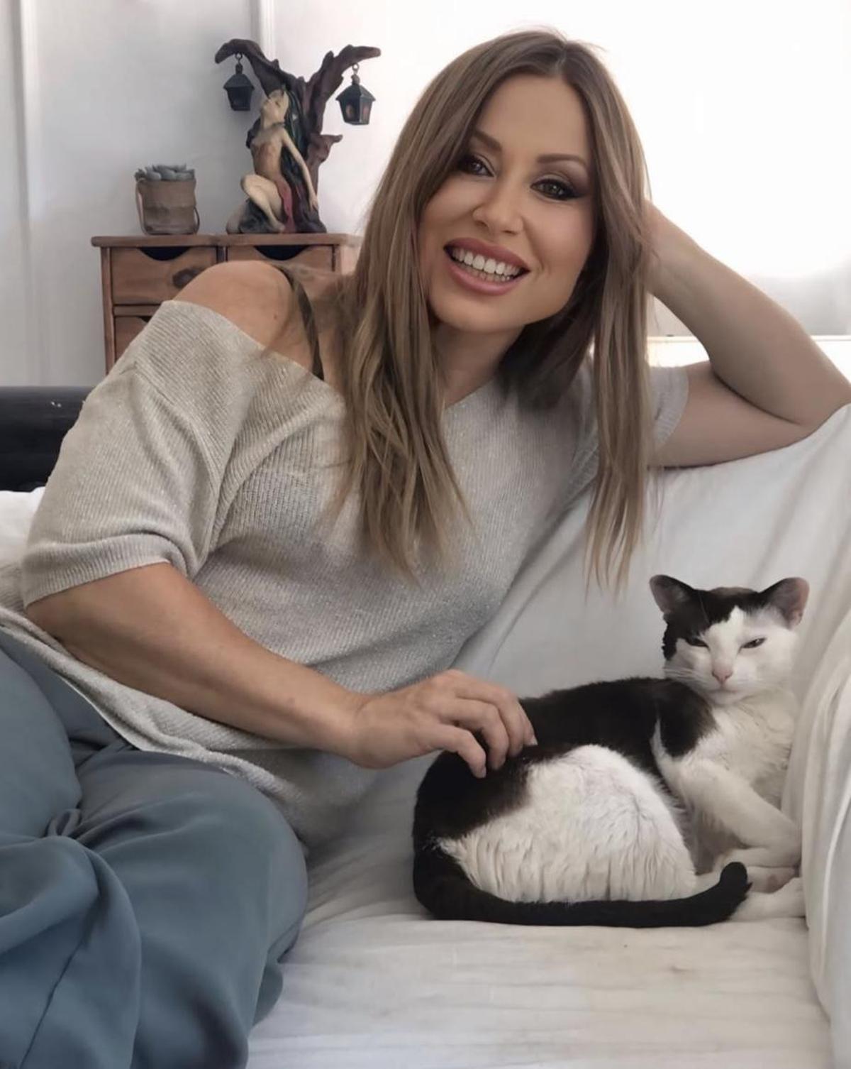 Verónica Romero sabe que la vida es mejor con mascota