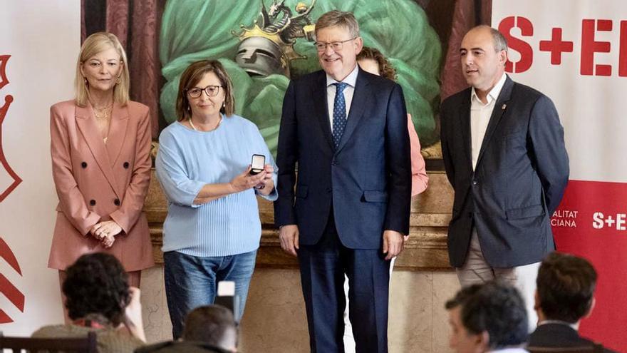 La alcaldesa de Viver, Nieves Simón, recibe la distinción de manos de Ximo Puig y Gabriela Bravo.