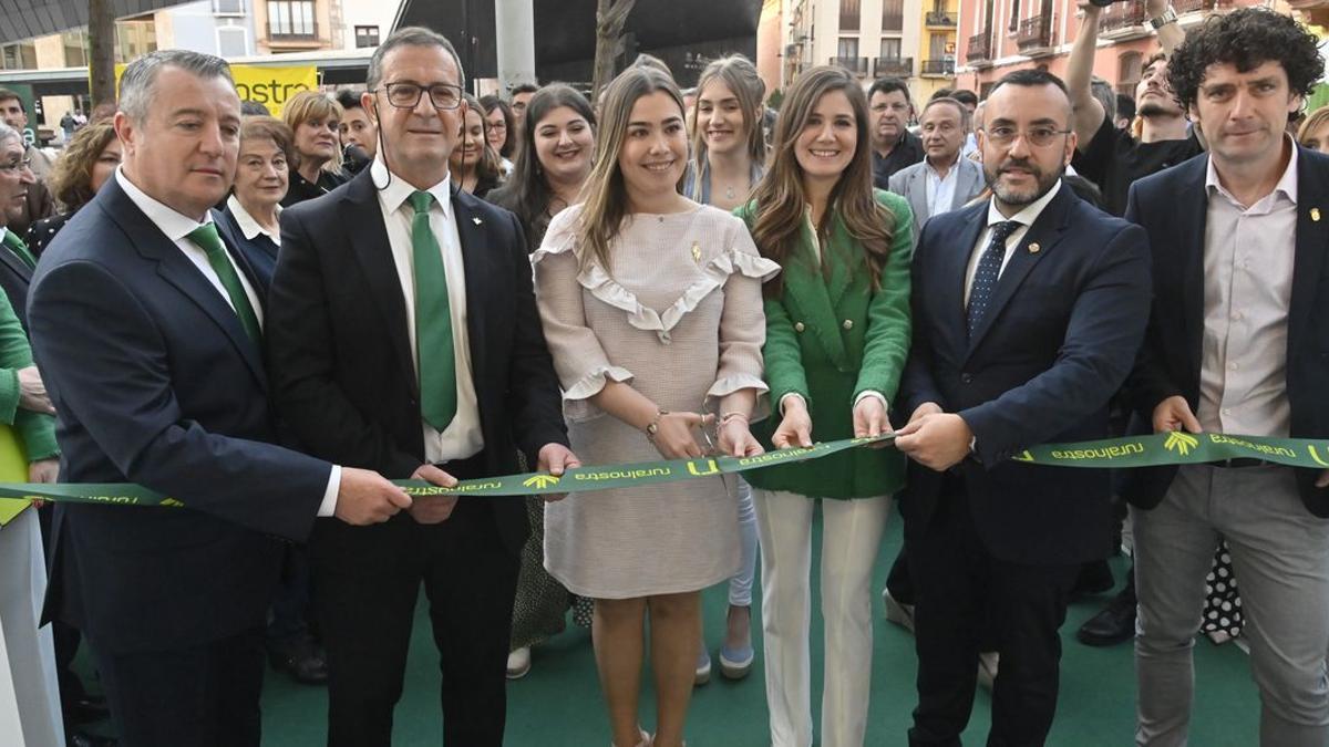 Autoridades municipales y representantes festivas y de Ruralnostra cortaron la cinta que daa por inaugurada la sucursal de la entidad en Vila-real.