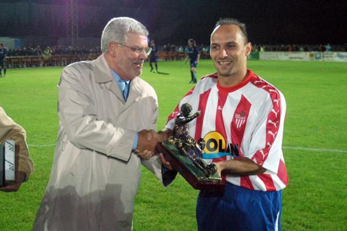Pachi Dopico, consejero del Deportivo, entrega un reconocimiento a Noé López antes del partido de Copa entre el Cerceda y el Deportivo en 2004.