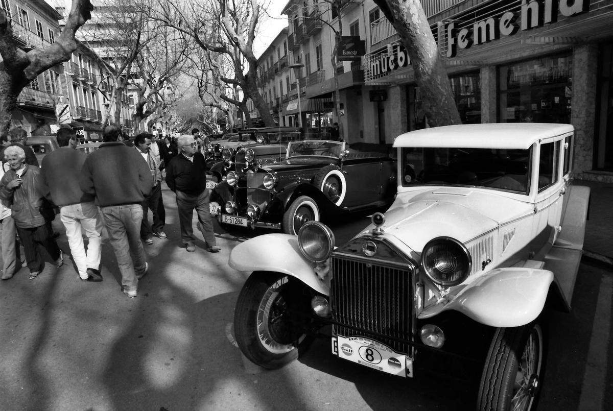 Una exposición de coches antiguos y el comercio perdido (Muebles Femenia)