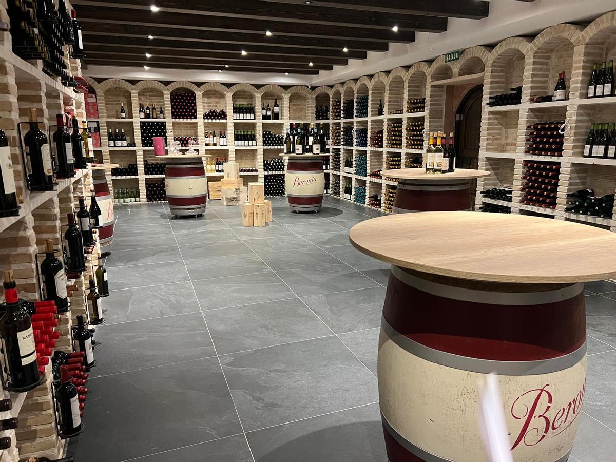 Los aperitivos del menú Poseidón y una selección de vermuts se sirven en la Bodega Baco de El Hábitat Sella.