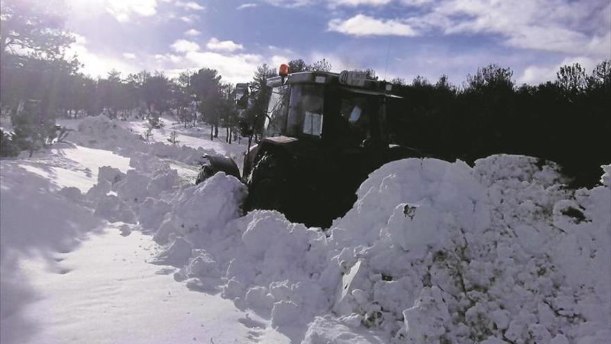 Una semana después de la nevada todavía queda una masía aislada