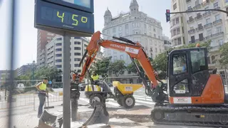 El pico tórrido con más de 43 grados y las tormentas del puente mantienen la alerta ante incendios