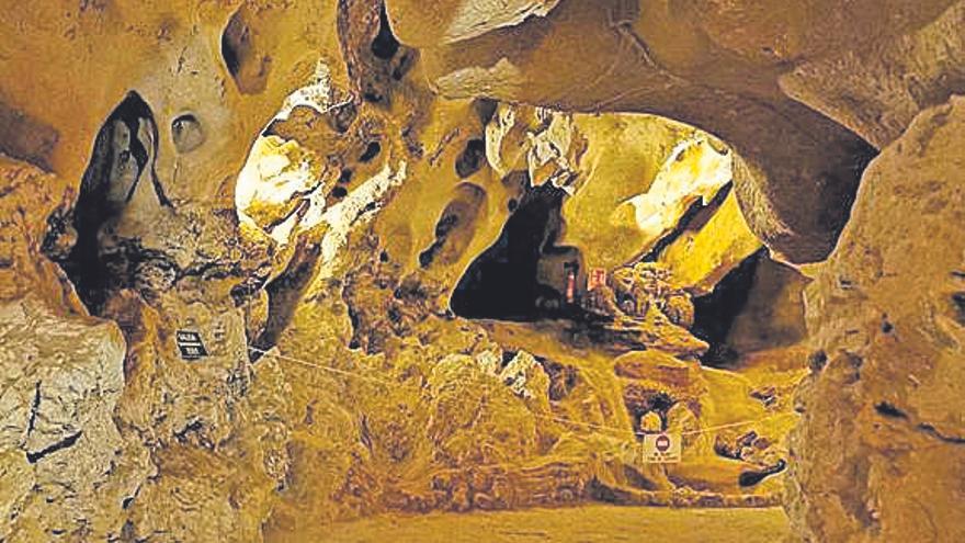 Una de las galerías de la cueva.