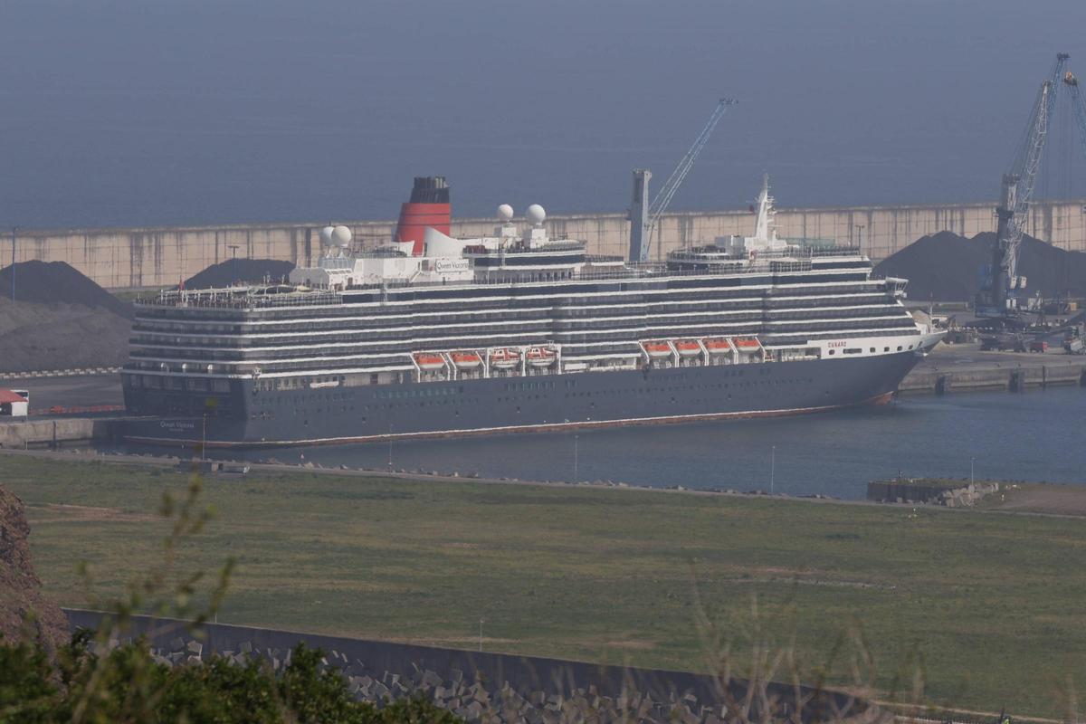 Gijón recibe a los primeros cruceristas de la temporada (en imágenes)