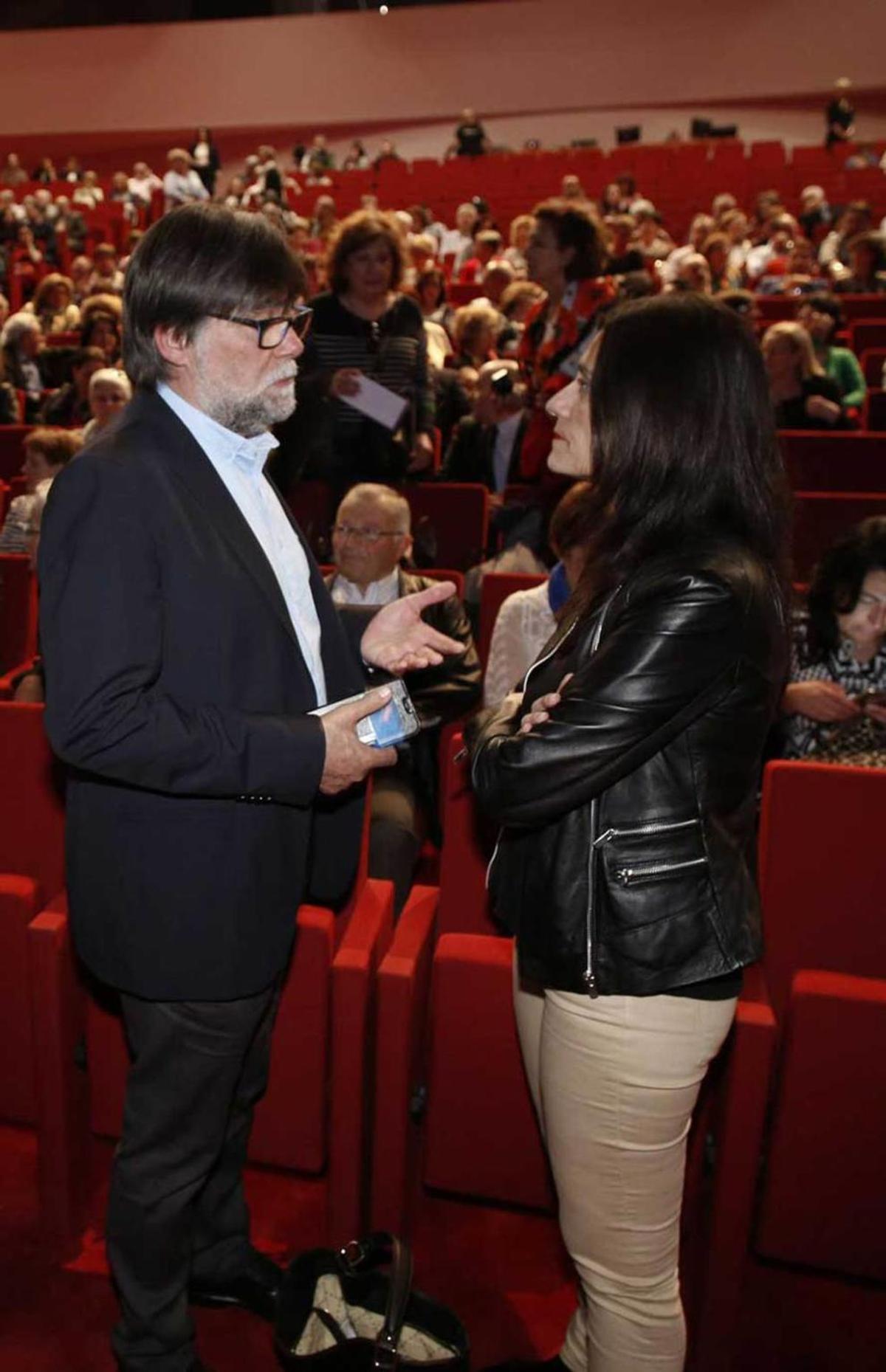 Alberto Tirador y Yasmina Triguero, alcaldes de Illas y Castrillón, minutos antes de comenzar el acto conmemorativo del 40.º aniversario.