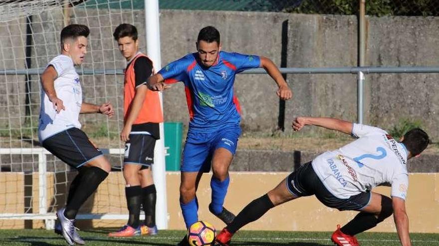 Un lance del partido entre el Barbadás y el Ourense CF. // J. R.