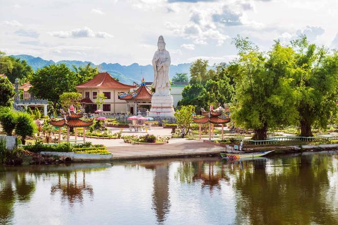 Estatua budista en Kanchanaburi, Tailandia