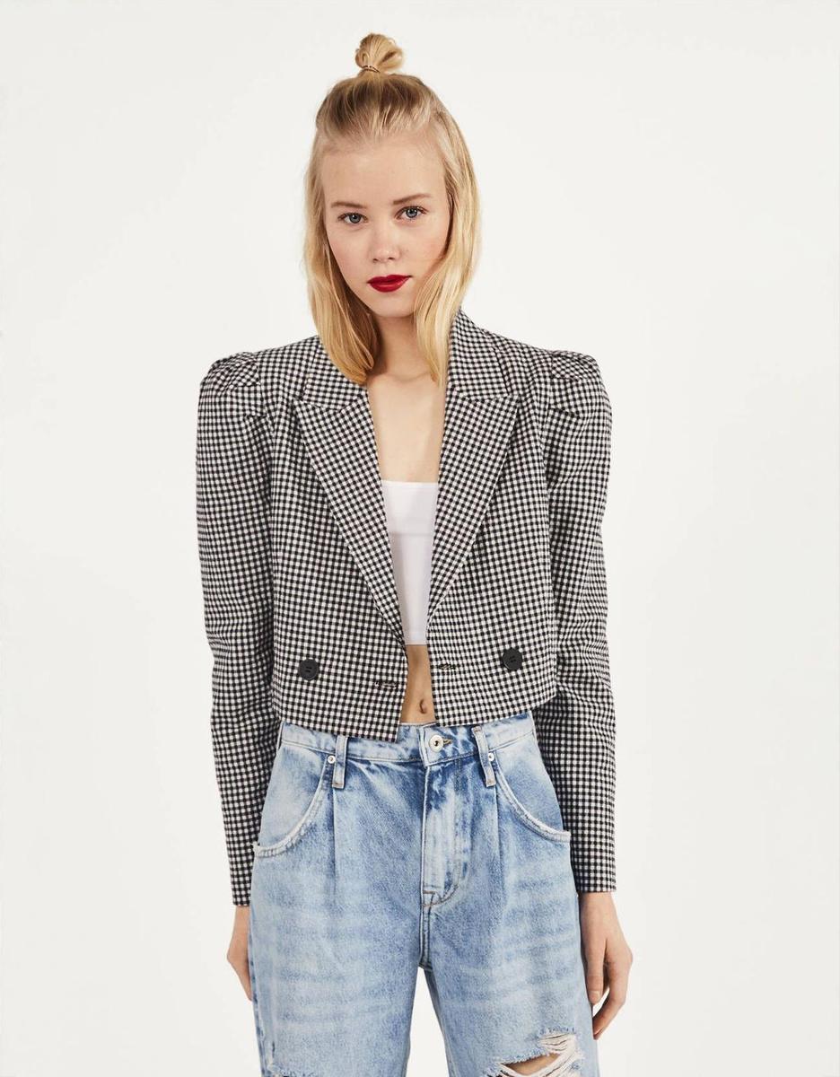 Blazer cropped de cuadros, de Bershka