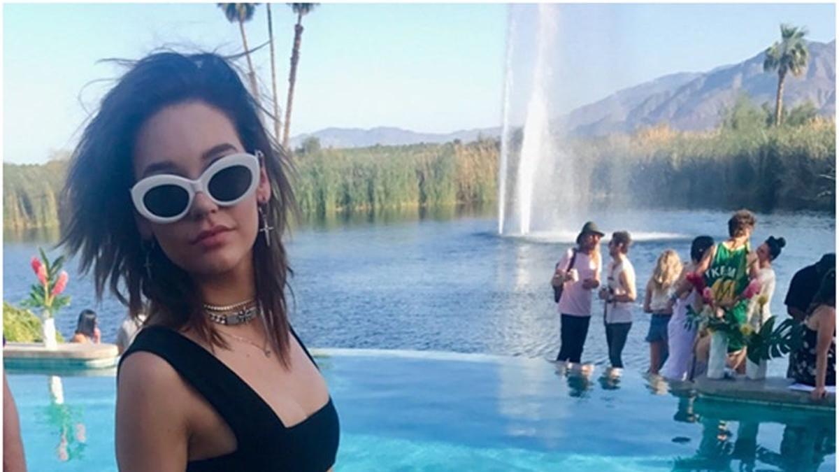 Amanda Steele con pantalón de María Ke Fisherman en Coachella