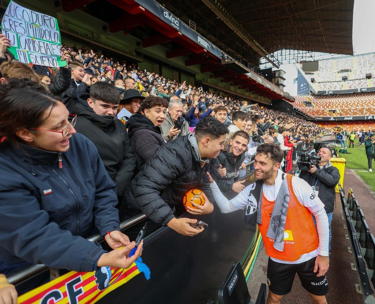 Búscate en las gradas de Mestalla durante el entrenamiento del Valencia CF