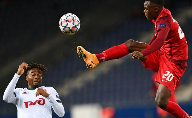 François Kamano del Lokomotiv Moscú y Patson Daka del Salzburg durante el partido de la UEFA Champions League entre el Salzburg y el Lokomotiv Moscú en Salzburgo, Austria.