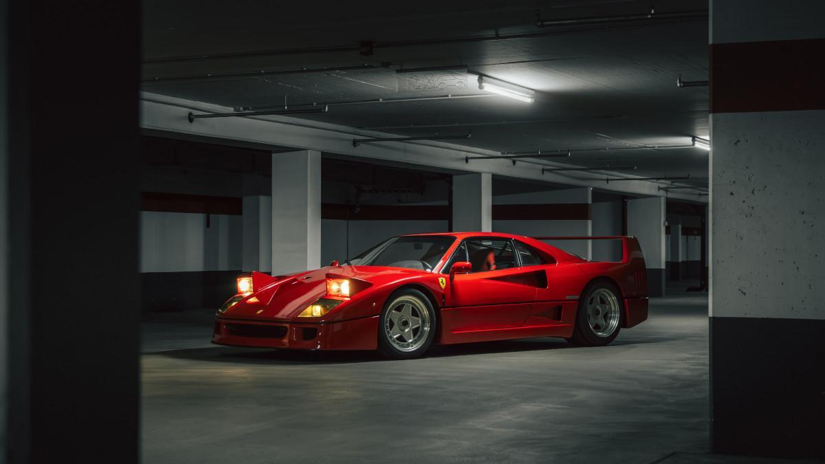 Con los faros escamoteables abiertos, el F40 muestra su carácter más puro, clave en su condición de icono y en su cotización actual.