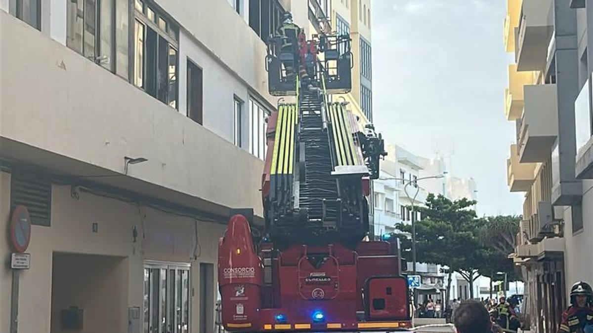 Actuación de los bomberos, este miércoles, en el edificio de cinco plantas de la calle Doctor Ruperto González Negrín, en Arrecife, donde se ha producido un incendio