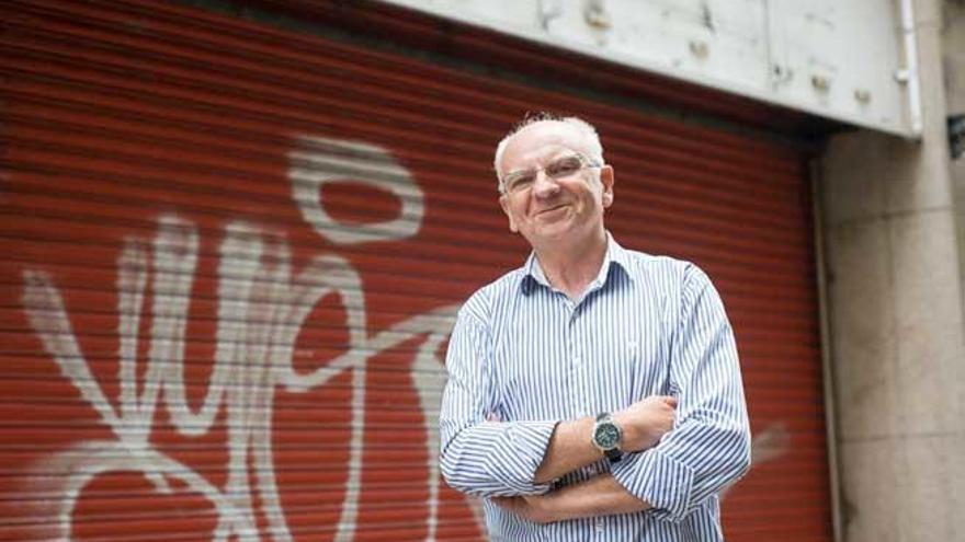 Francisco Muiños, ante al local donde estaba el mural de Lugrís.