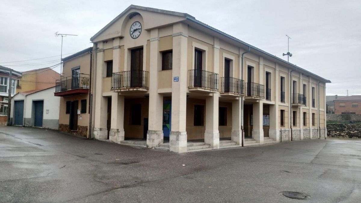 Ayuntamiento de Almaraz, en el que deben personarse los interesados en trabajar en la piscina. | CH. S. (ARCHIVO)
