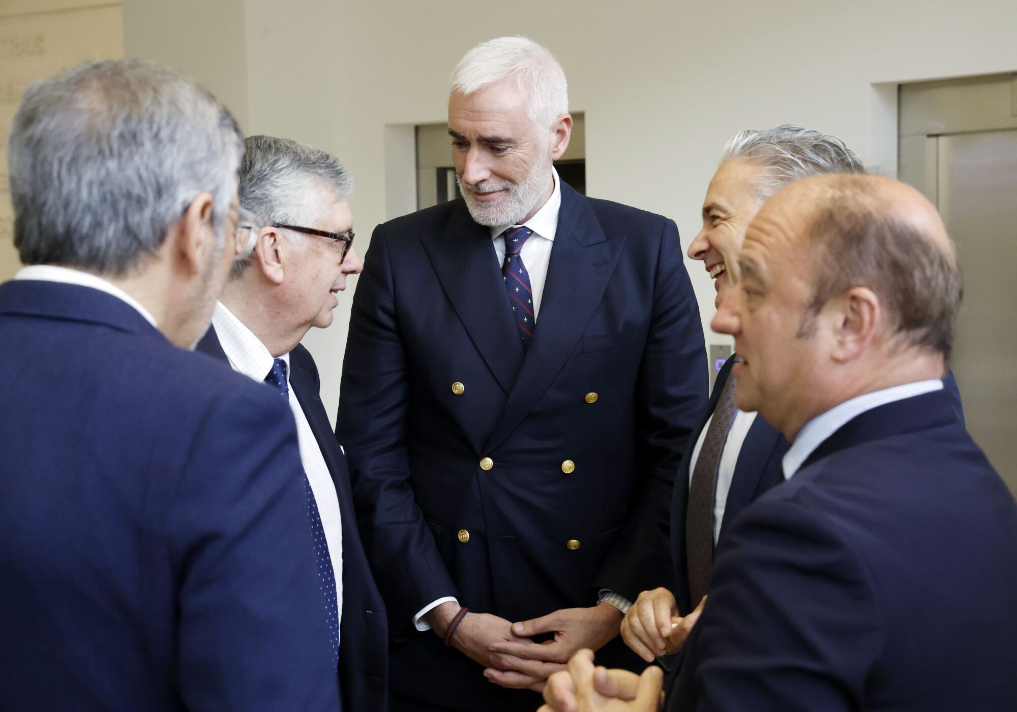 Juan Manuel Vieites, presidente de CEG, charla con Pablo González, dircom del Grupo Dávila,  José Manuel Raimúndez, CEO del Grupo Dávila, y Antonio Casal, director de Ence Galicia. 