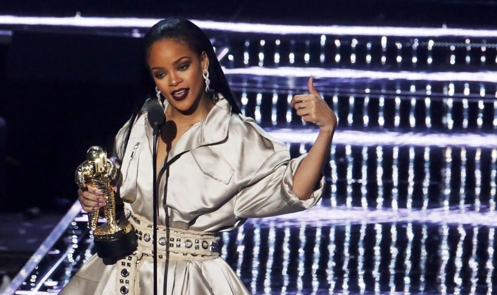 Rihanna acepta el premio Michael Jackson Video Vanguardia.