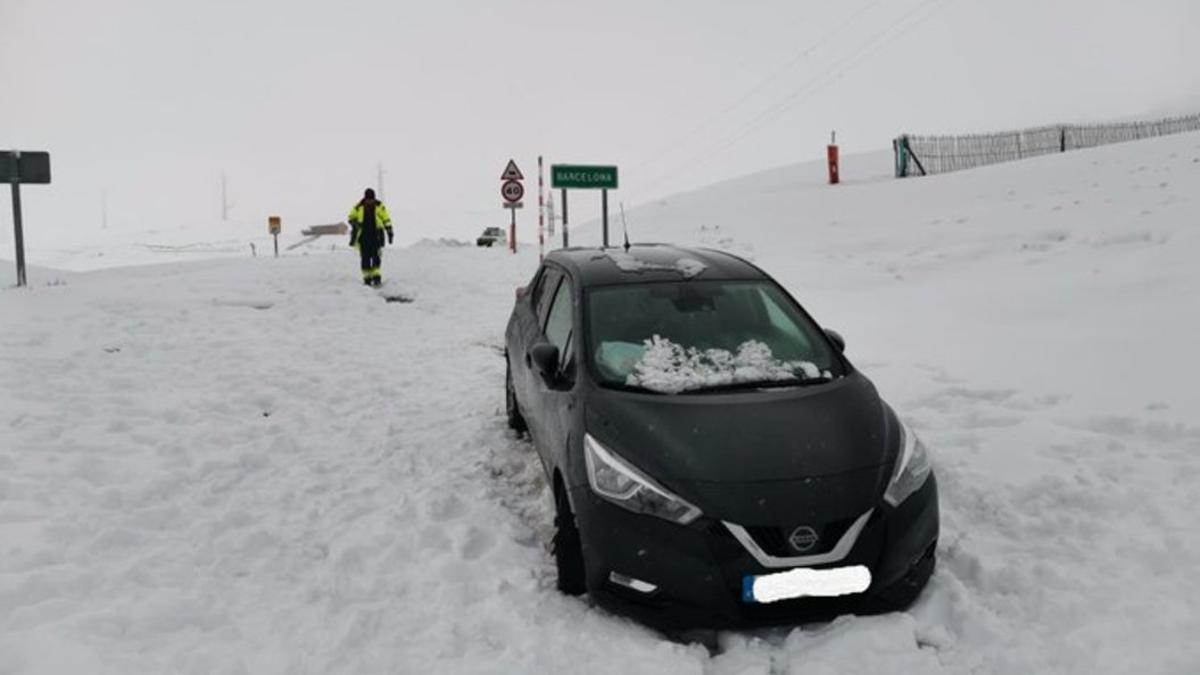 Vehículo atrapado en la nieve.