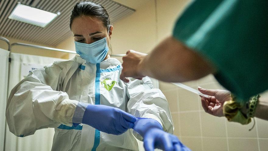 Una sanitaria se prepara para extraer una muestra para la PCR.