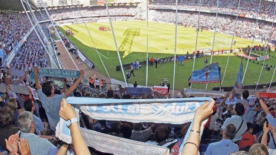 Imagen del estadio, completamente abarrotado, instantes antes del inicio del encuentro. // Marta G.Brea