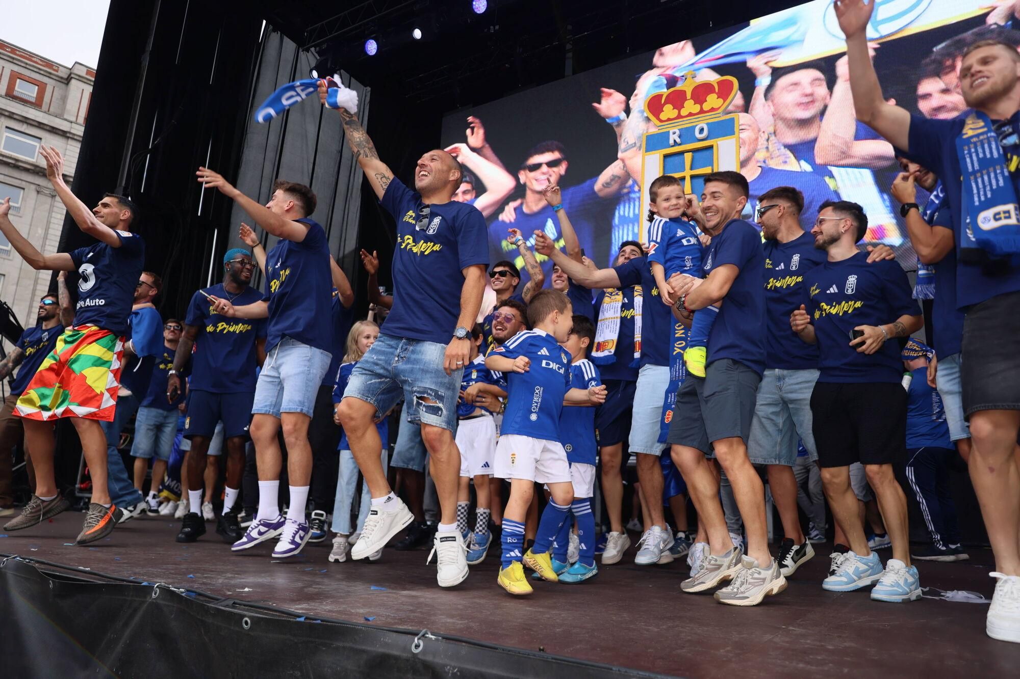 Locura azul en las calles de Oviedo para celebrar el ascenso del equipo a Primera División