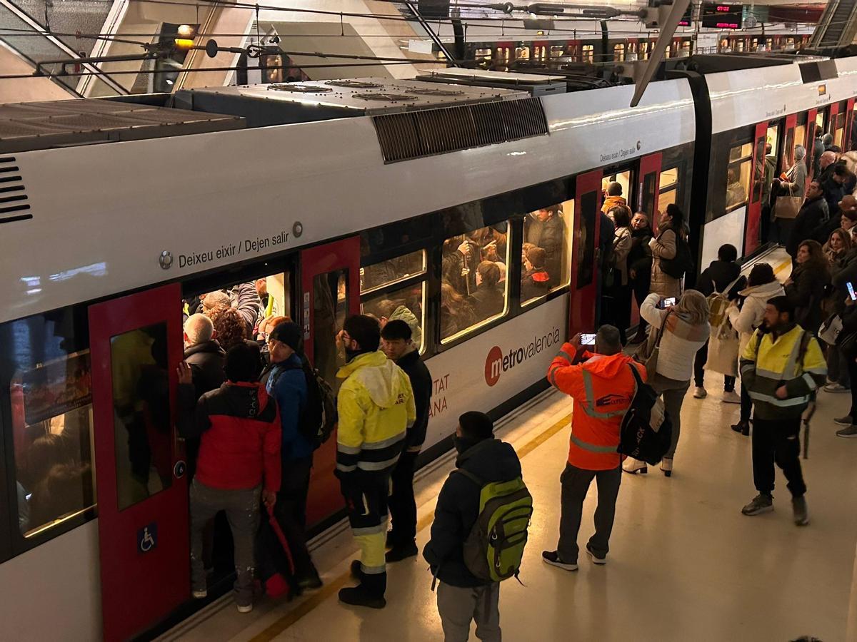 Los trenes de Metrovalencia circulan esta mañana a rebosar de viajeros y los andenes están llenos. Imagen de la estación de Alameda, en València.