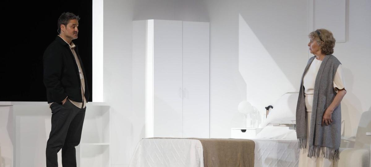 Rómulo Assereto y Gloria Muñoz, ayer, en el escenario avilesino del teatro Palacio Valdés.