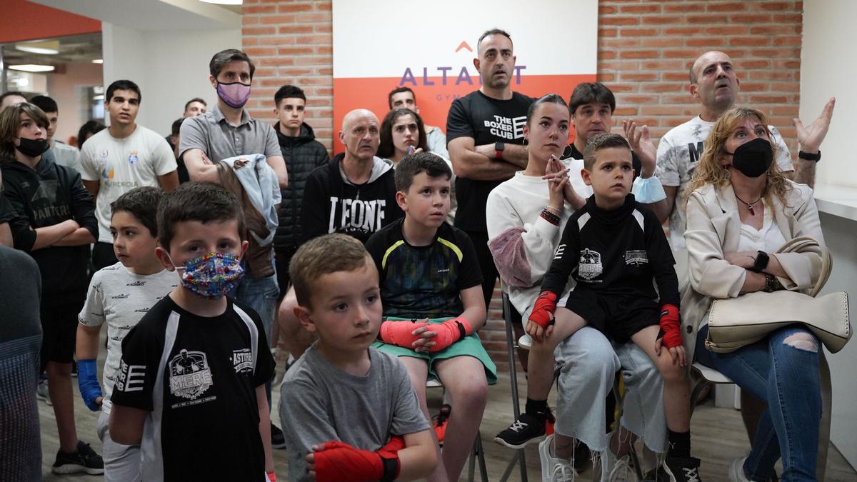 Compañeros y padres de Laura Fuertes viendo el combate del Campeonato del Mundo en Altafit.