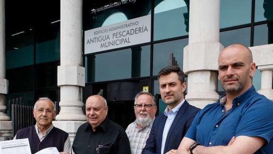 Tuero, segundo por la izquierda, entre otros miembros de Atalía, con los ediles José Ramón García y José María Pérez, por la derecha.