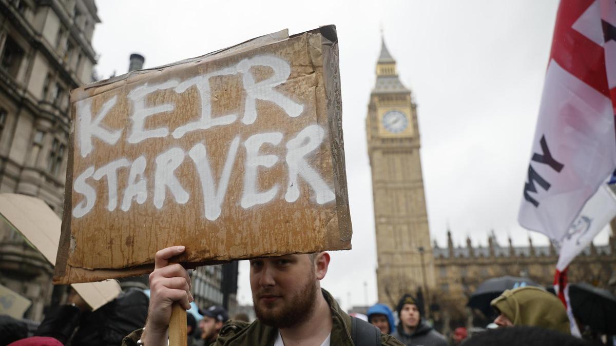 Miles de agricultores británicos protestan en Londres contra la subida de impuestos del Gobierno laborista.
